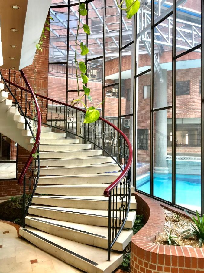 Casa Morales Hotel Internacional Y Centro De Convenciones 이바게 외부 사진 The staircase at the entrance of the hotel