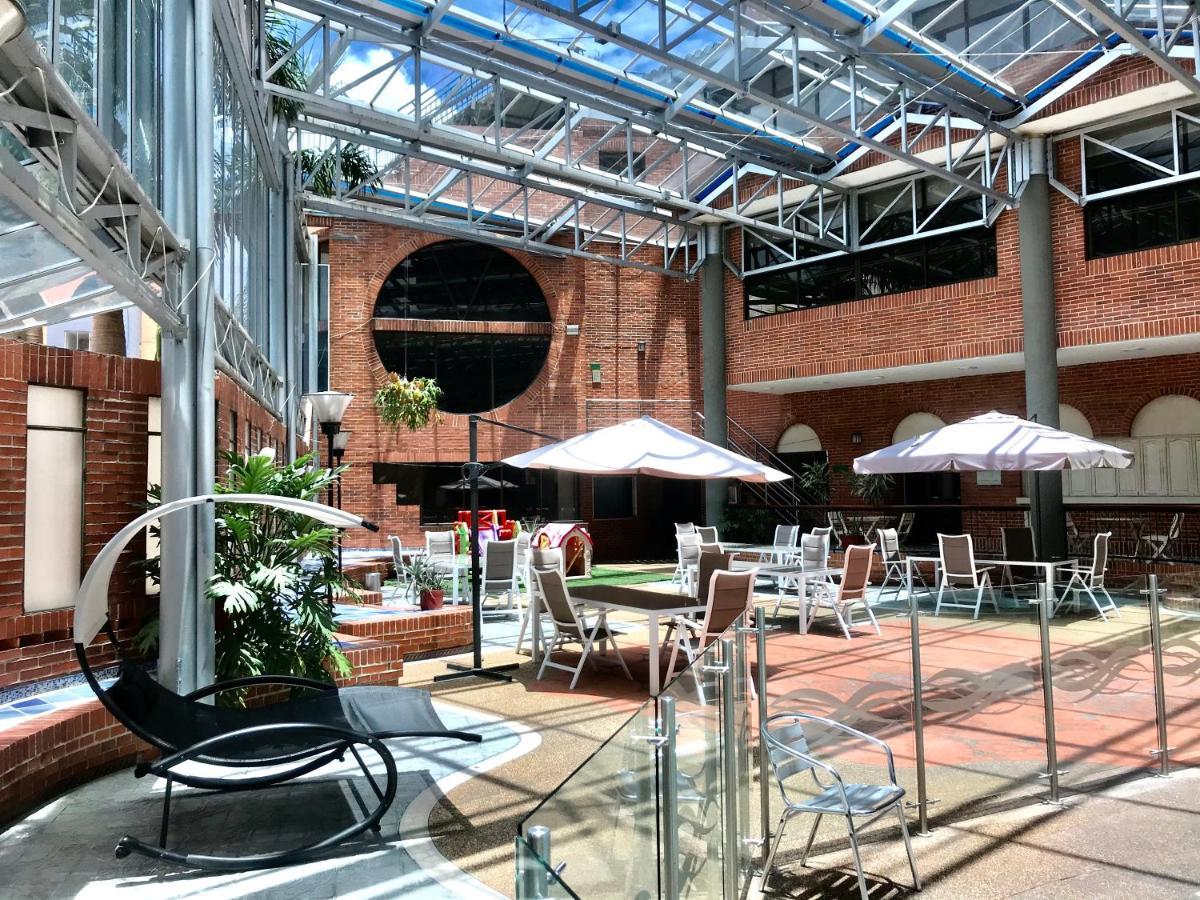 Casa Morales Hotel Internacional Y Centro De Convenciones 이바게 외부 사진 The courtyard at the University of Westminster