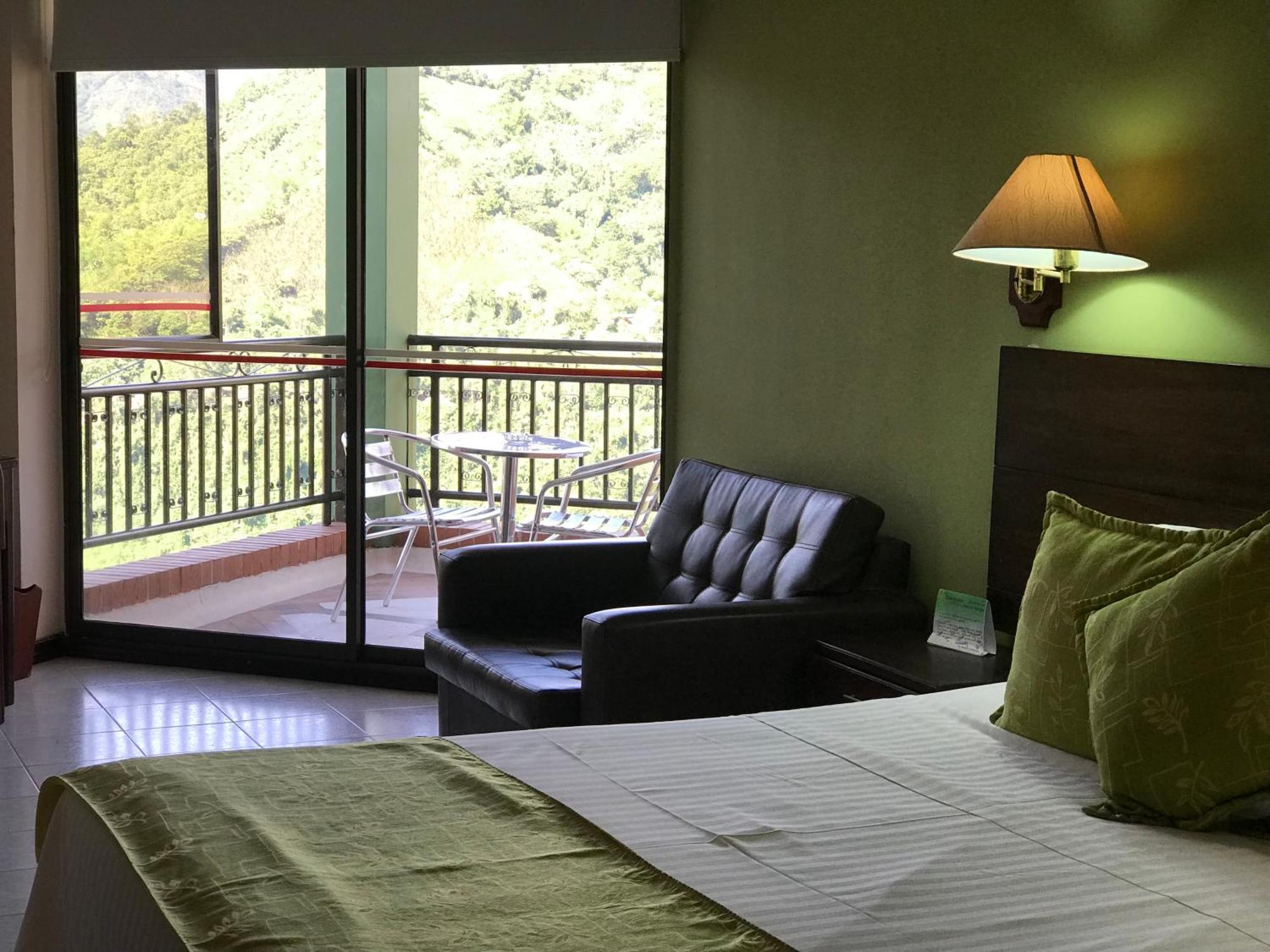Casa Morales Hotel Internacional Y Centro De Convenciones 이바게 외부 사진 A room at the hotel