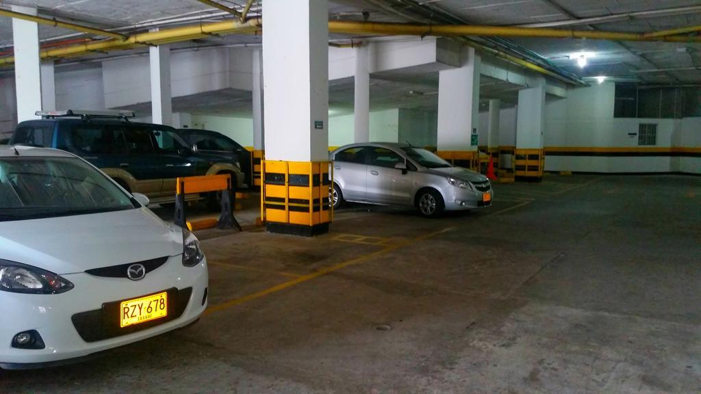 Casa Morales Hotel Internacional Y Centro De Convenciones 이바게 외부 사진 The car park at the station