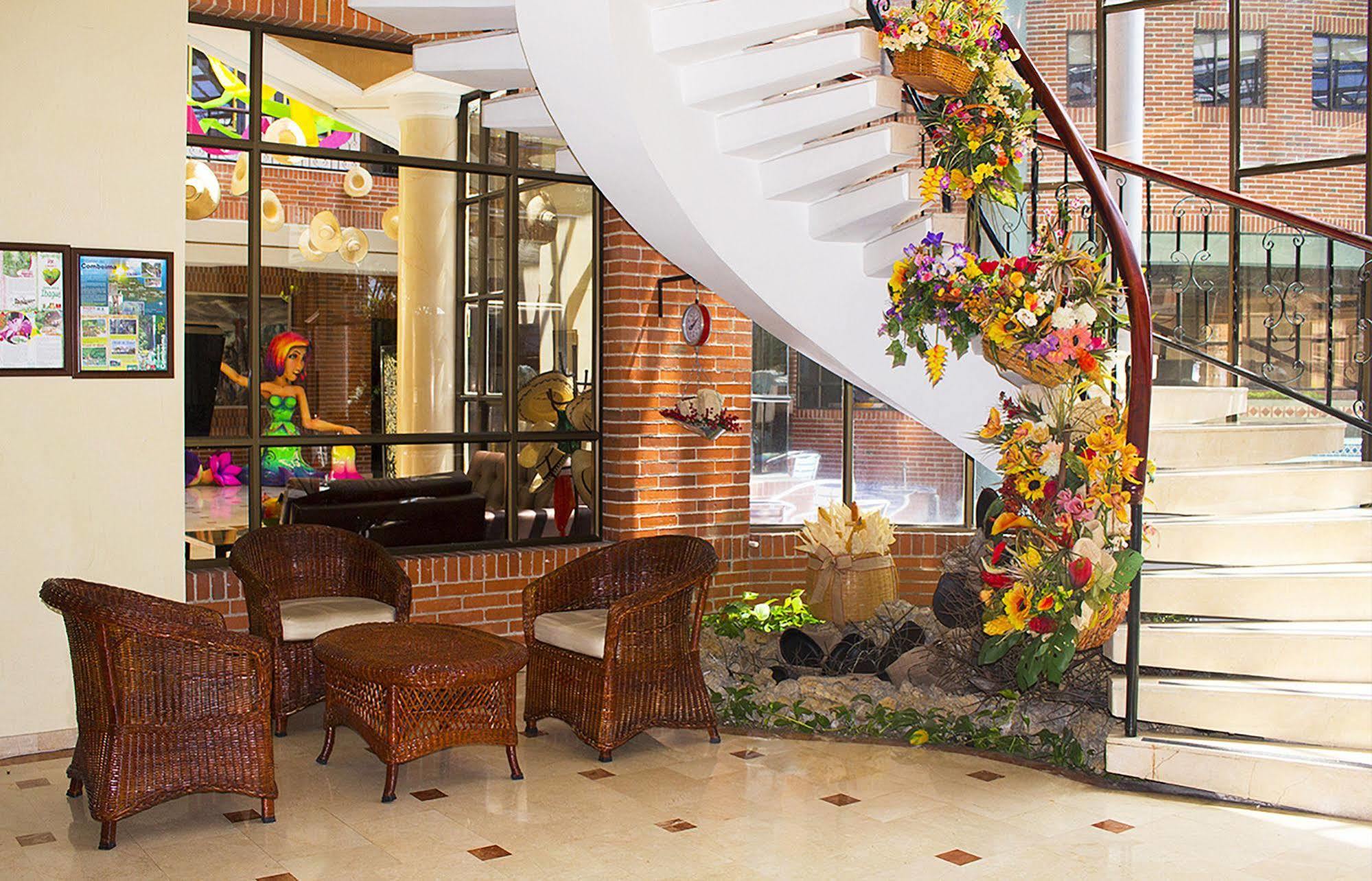Casa Morales Hotel Internacional Y Centro De Convenciones 이바게 외부 사진 Interior of the hotel