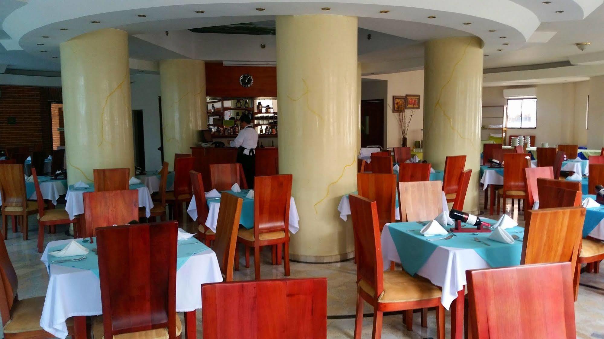 Casa Morales Hotel Internacional Y Centro De Convenciones 이바게 외부 사진 The restaurant