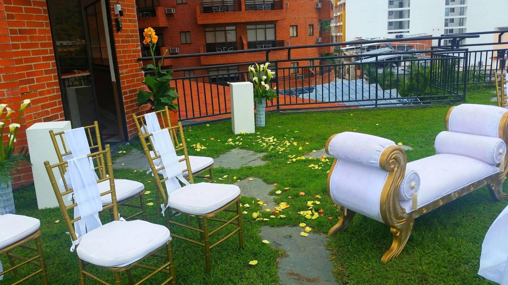 Casa Morales Hotel Internacional Y Centro De Convenciones 이바게 외부 사진 A wedding ceremony at the rooftop of the hotel
