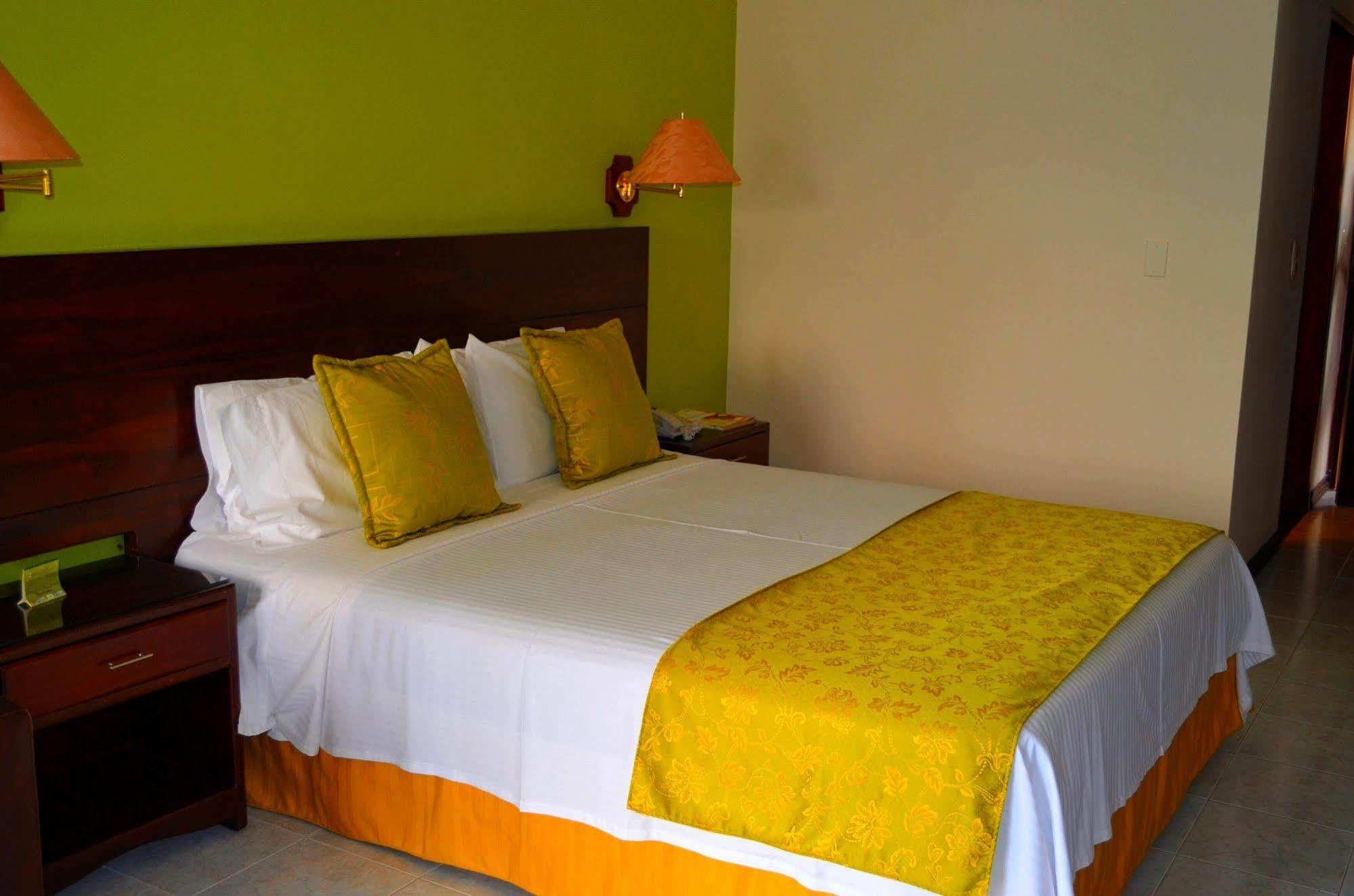 Casa Morales Hotel Internacional Y Centro De Convenciones 이바게 외부 사진 A bed